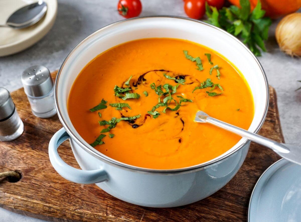 Kürbis-Tomaten-Suppe – einfaches Rezept