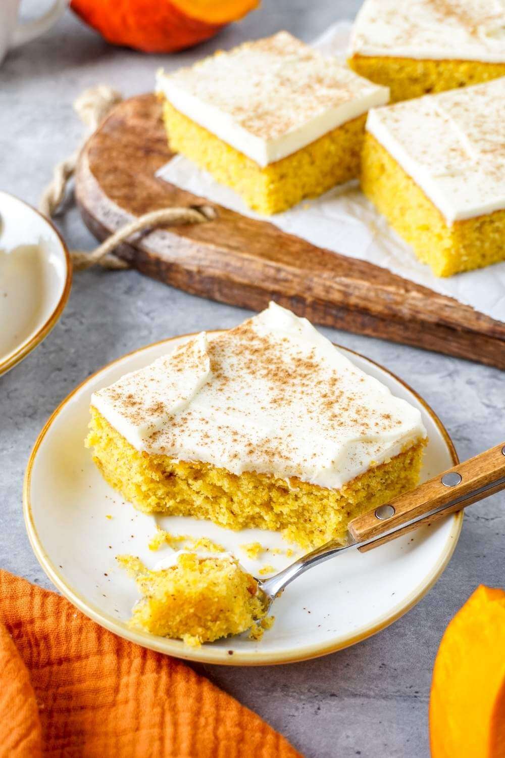 Kürbiskuchen vom Blech mit Frischkäse-Frosting Kürbiskuchen vom Blech mit Frischkäse-Frosting