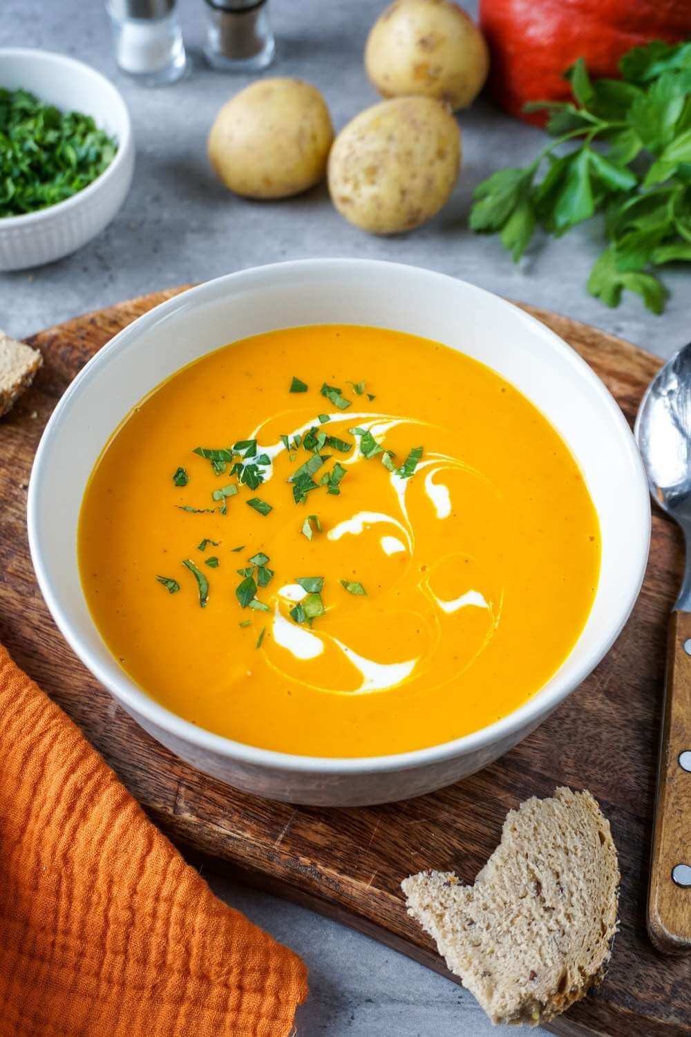 Kürbissuppe mit Kartoffeln – einfach & lecker Kürbissuppe mit Kartoffeln – einfach & lecker