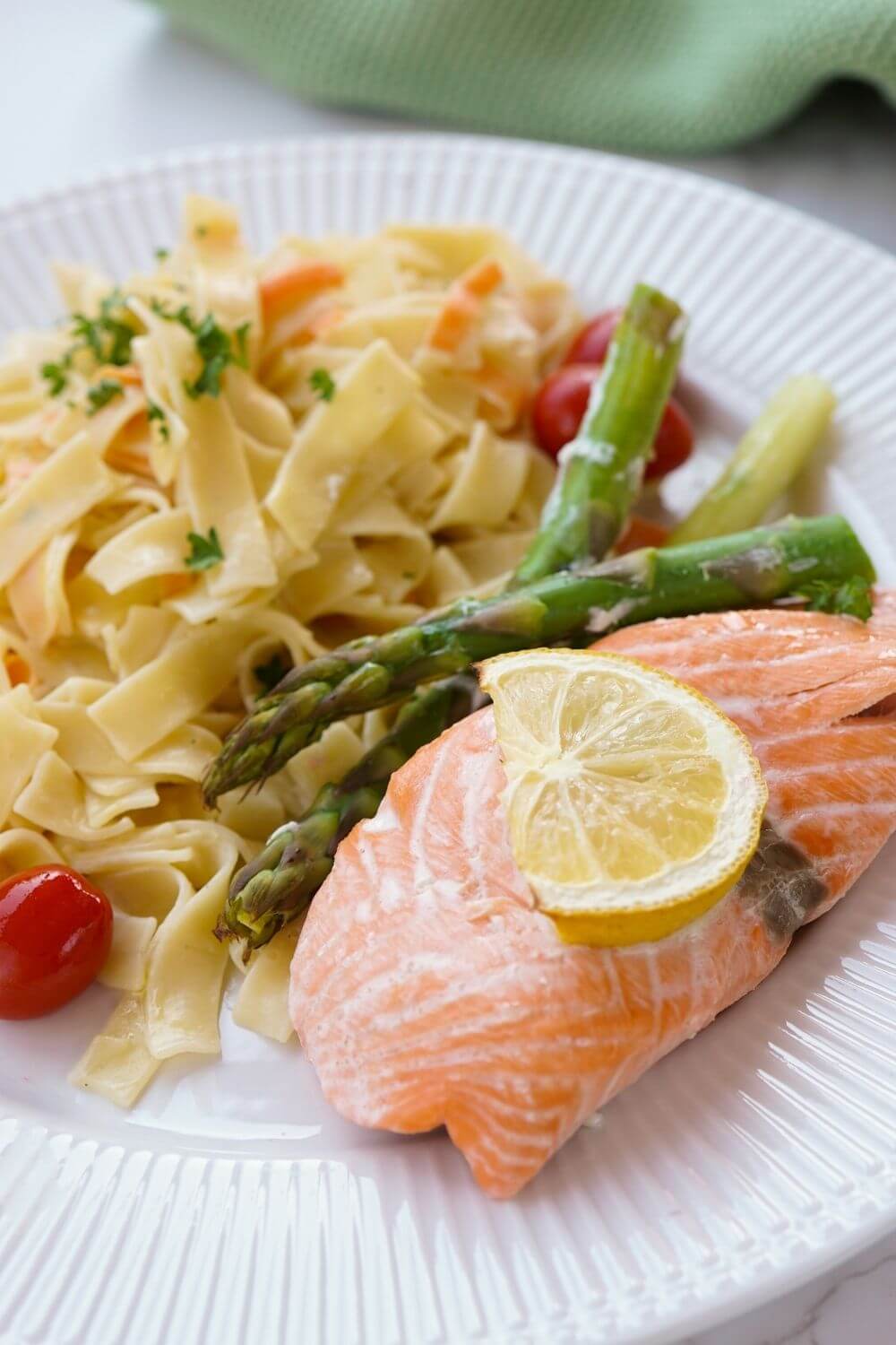 Lachs mit Spargel aus dem Ofen Lachs mit Spargel aus dem Ofen