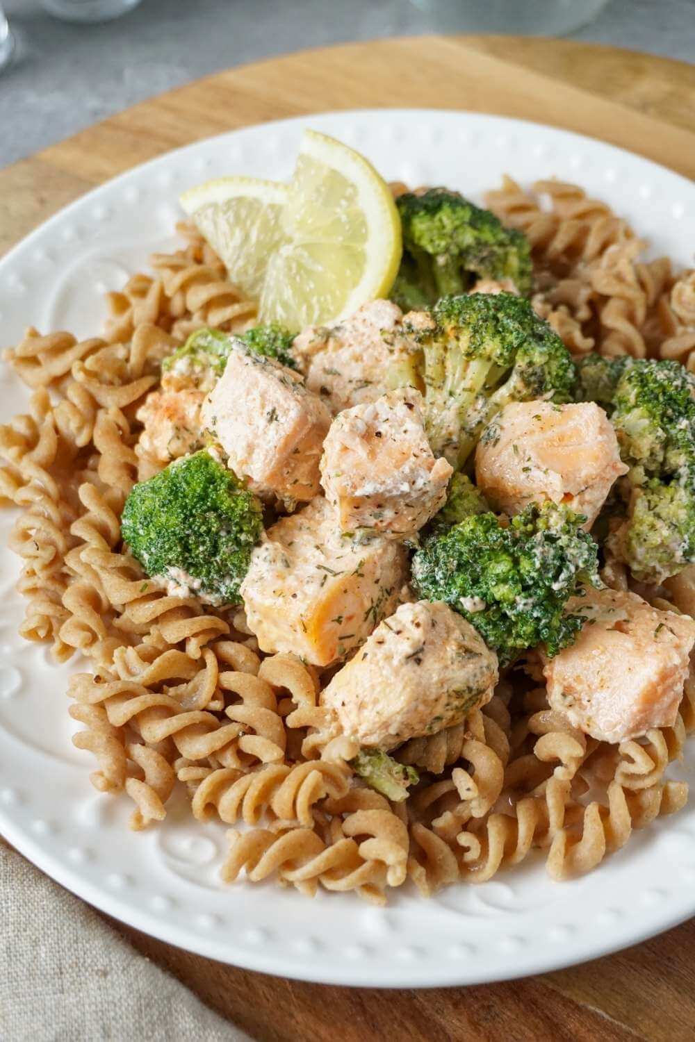 Vollkornnudeln mit Lachs-Sahne-Sauce und Brokkoli Vollkornnudeln mit Lachs-Sahne-Sauce und Brokkoli