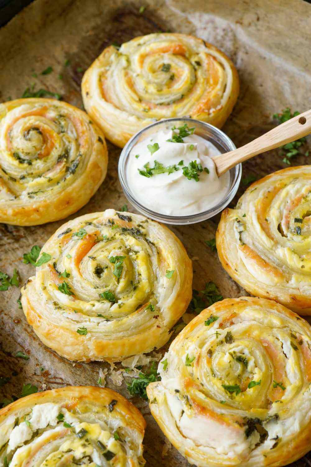Blätterteigschnecken mit Lachs – einfach knusprig Blätterteigschnecken mit Lachs – einfach knusprig