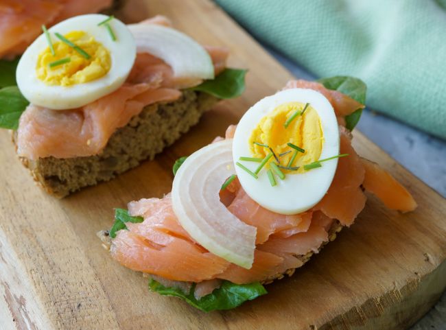 Lachsschnittchen mit Ei und Zwiebel Lachsschnittchen mit Ei und Zwiebel