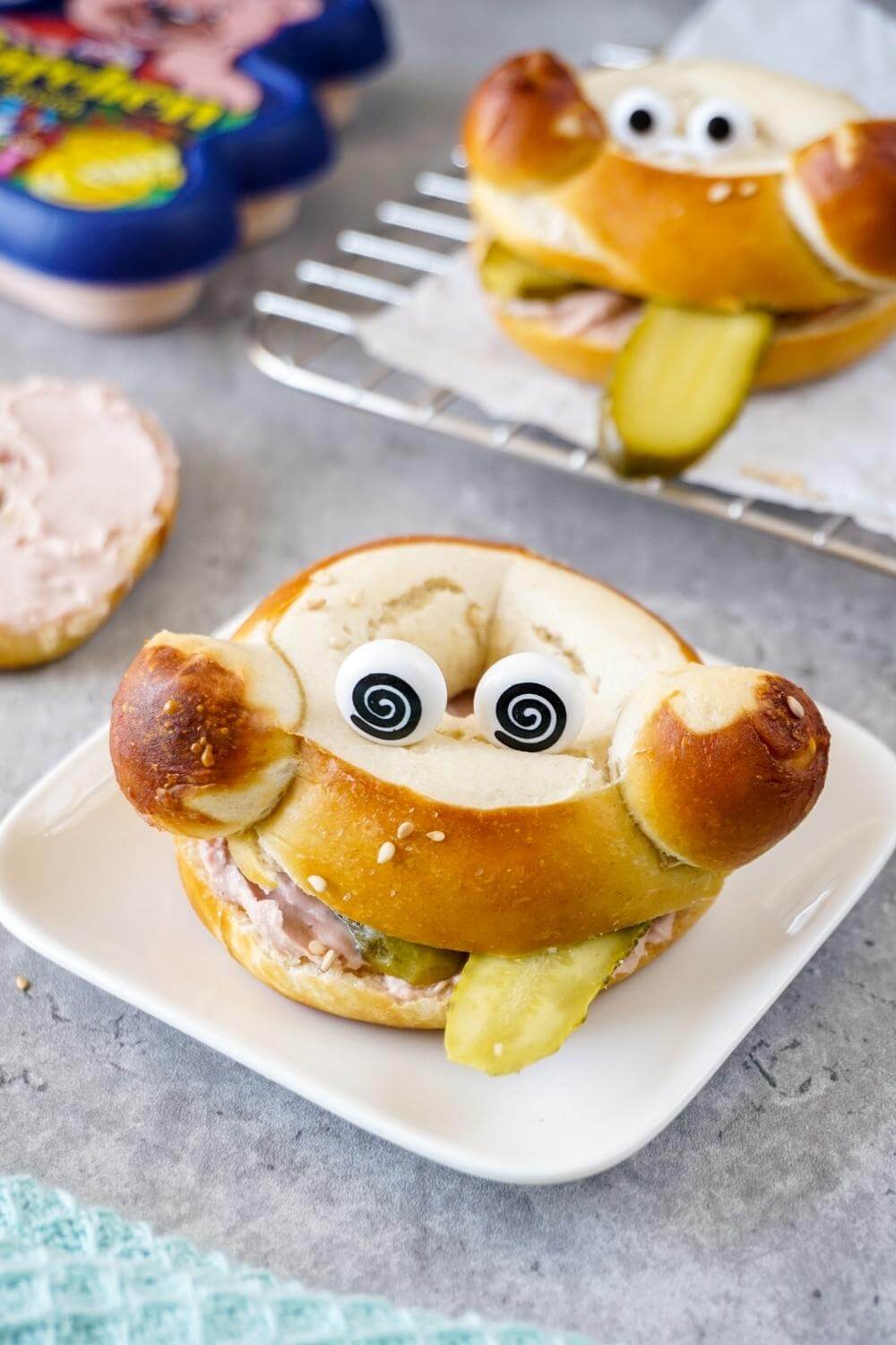 Laugen-Bagel mit Bärchen-Streich für die Brotdose Laugen-Bagel mit Bärchen-Streich für die Brotdose