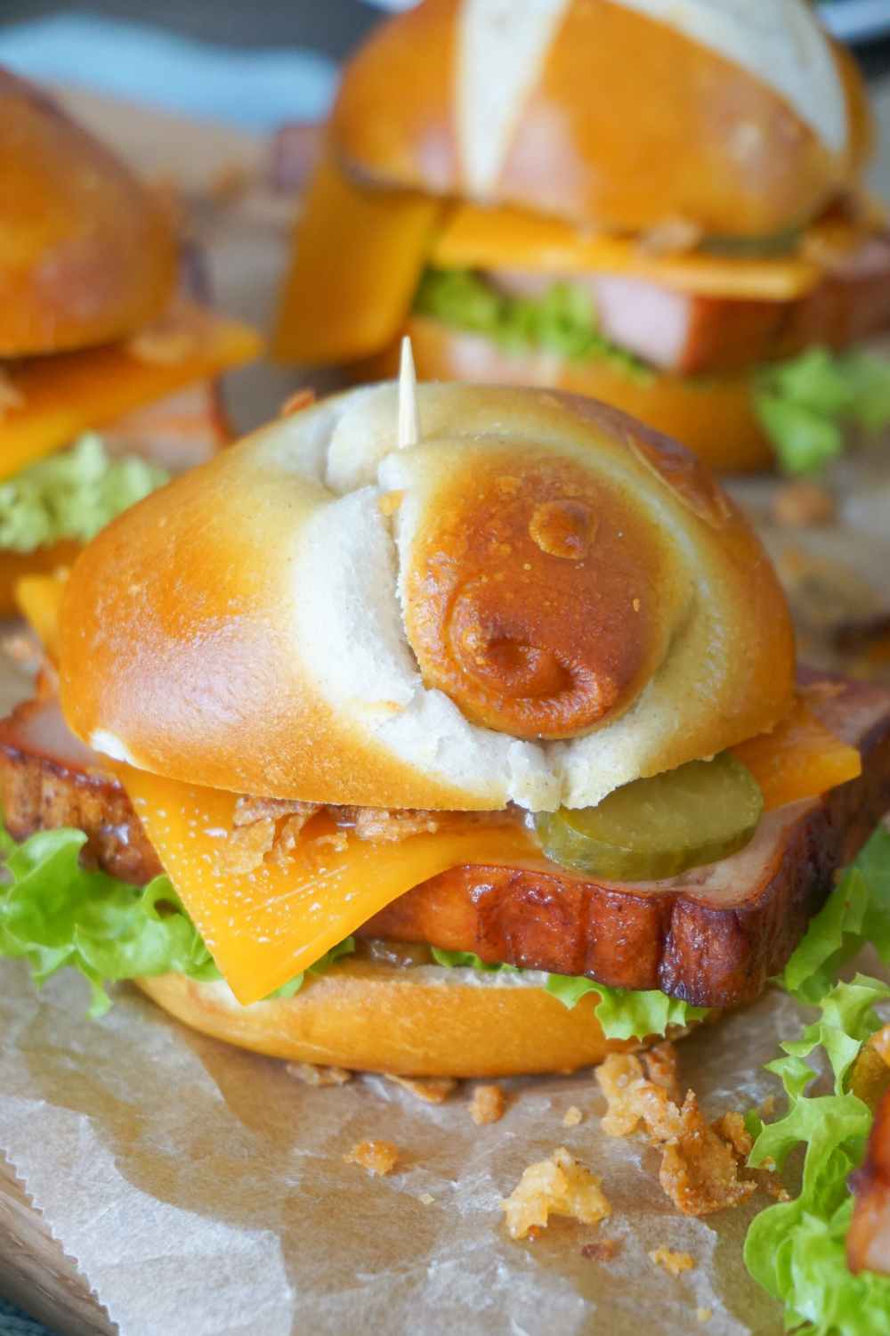 Mini-Laugen-Burger mit Leberkäse