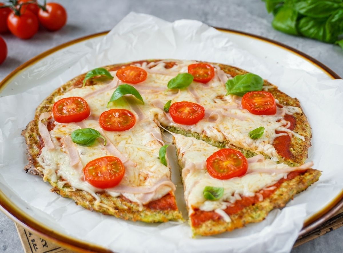 Low Carb Pizza mit Brokkoli-Boden
