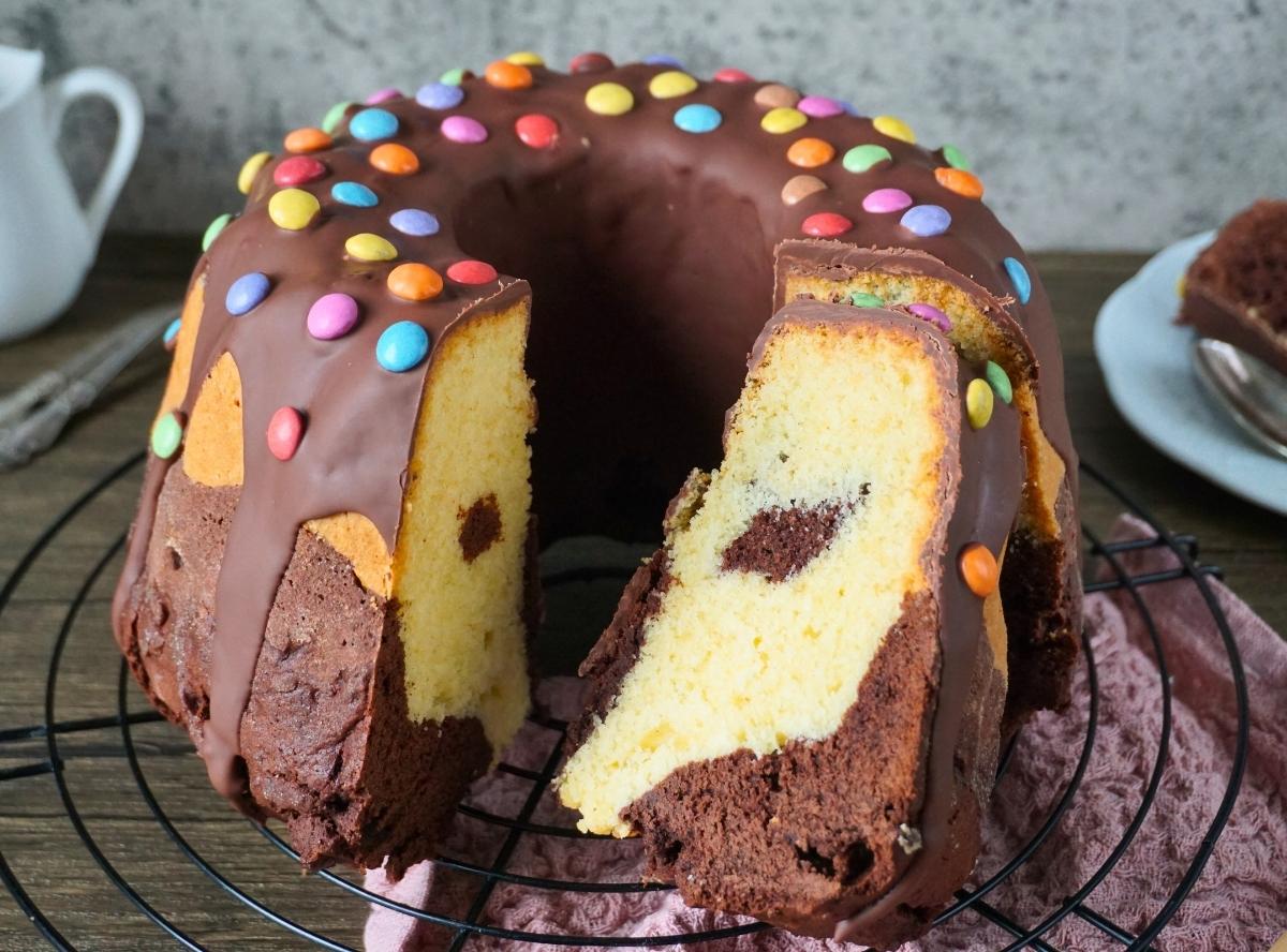 Marmorkuchen mit Schokoglasur und Smarties
