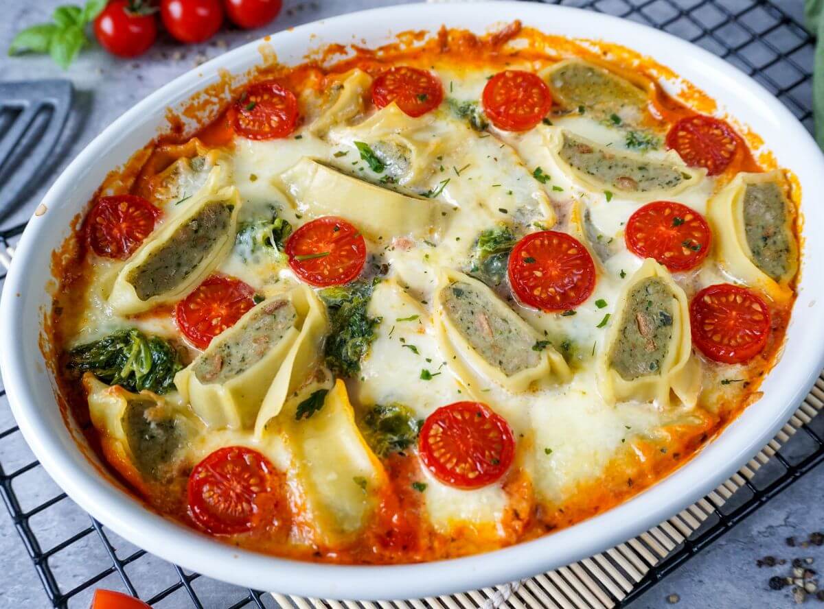 Maultaschen-Auflauf mit Spinat und Tomatensoße