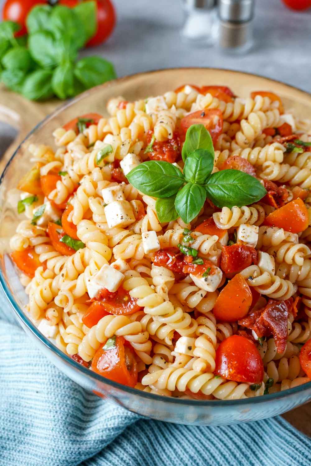 Mediterraner Nudelsalat mit Tomaten
