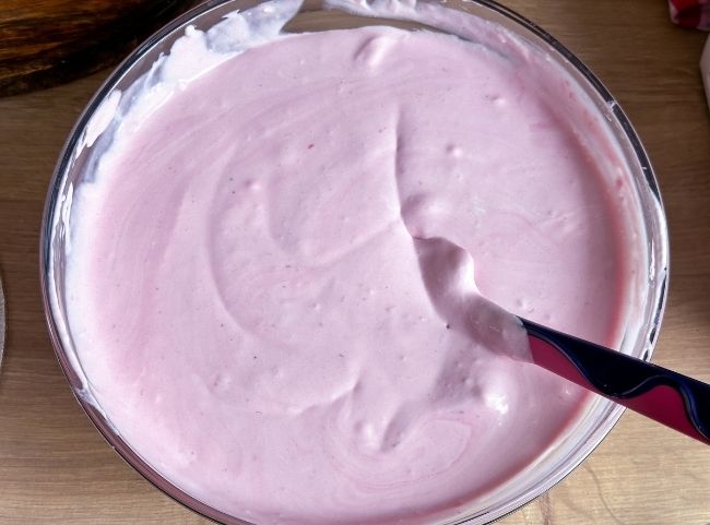 Meerjungfrau Torte Himbeer-Sahnefüllung Meerjungfrau Torte Himbeer-Sahnefüllung
