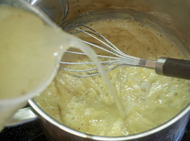 Mehlschwitze Brühe angießen Mehlschwitze Brühe angießen