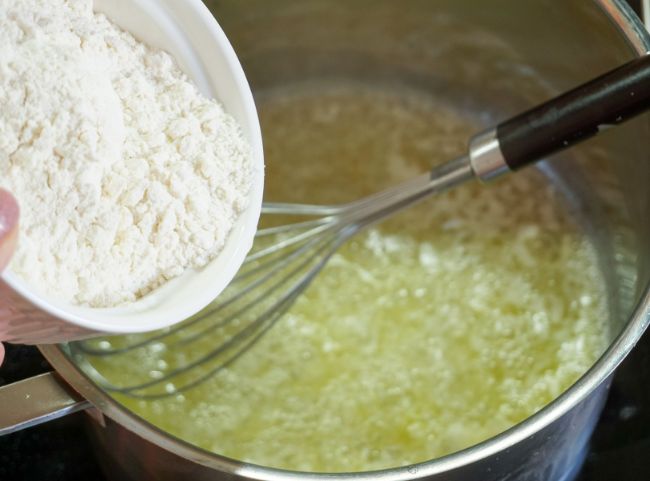 Mehlschwitze Mehl einrühren Mehlschwitze Mehl einrühren
