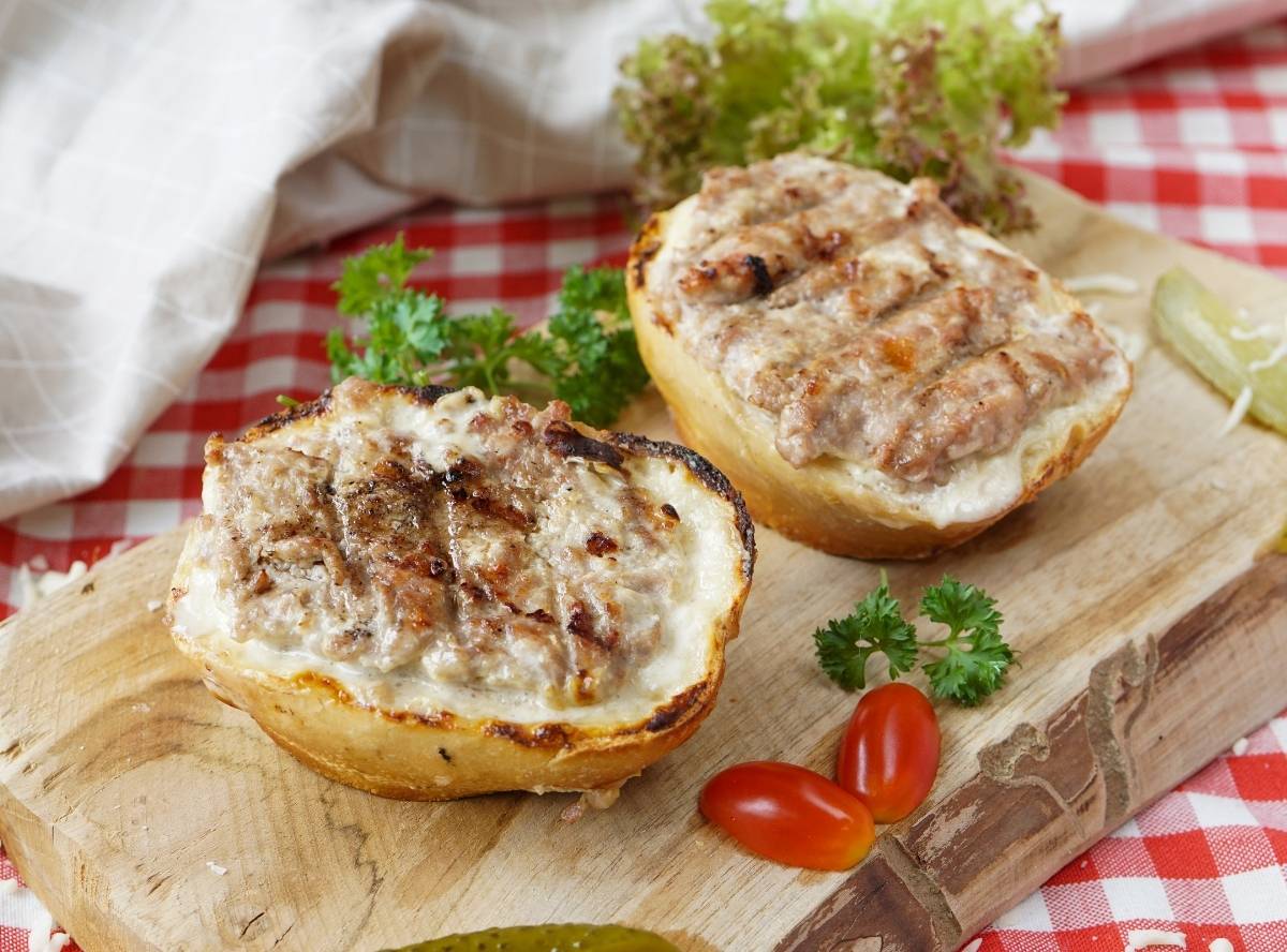 Mettbrötchen vom Grill