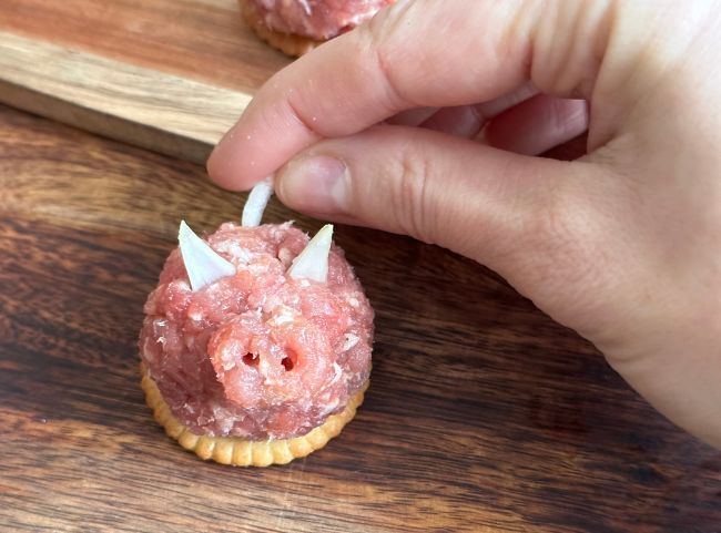 Mettschwein mit Zwiebel Mettschwein mit Zwiebel