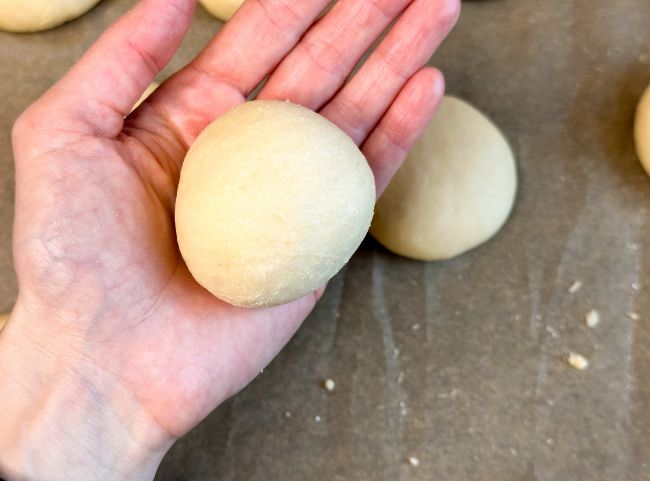 Milchbrötchen - runde Brötchen formen Milchbrötchen - runde Brötchen formen