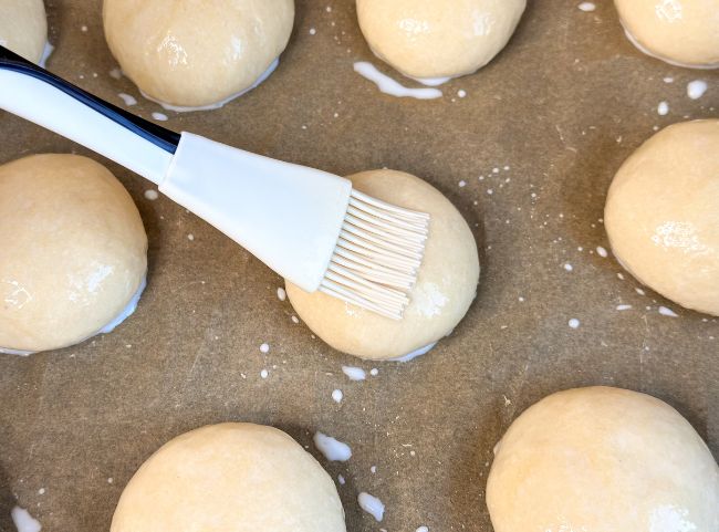 Milchbrötchen mit Eiweiß bestreichen Milchbrötchen mit Eiweiß bestreichen