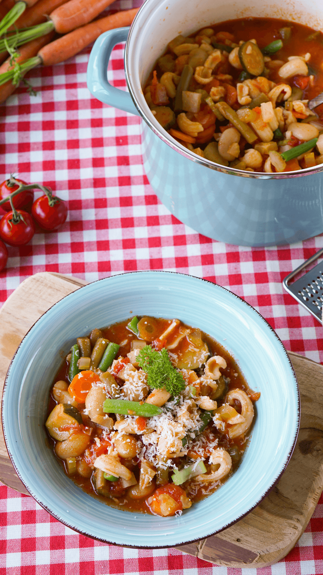 Minestrone - italienische Gemüsesuppe Minestrone - italienische Gemüsesuppe