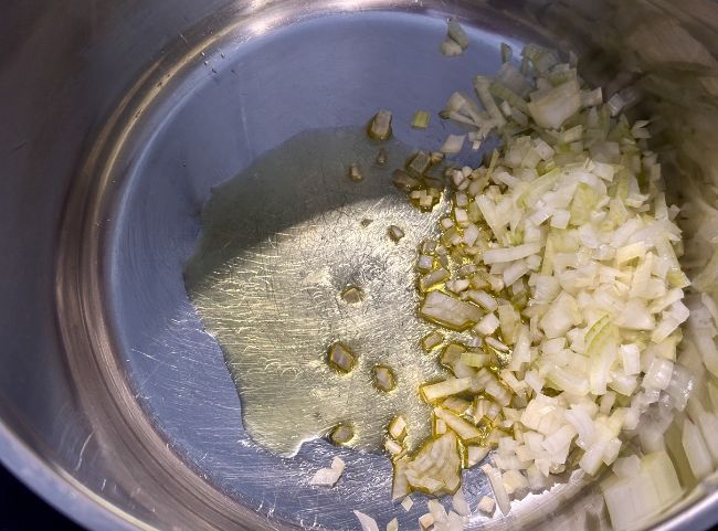 Minestrone Zwiebel und Knoblauch anbraten Minestrone Zwiebel und Knoblauch anbraten