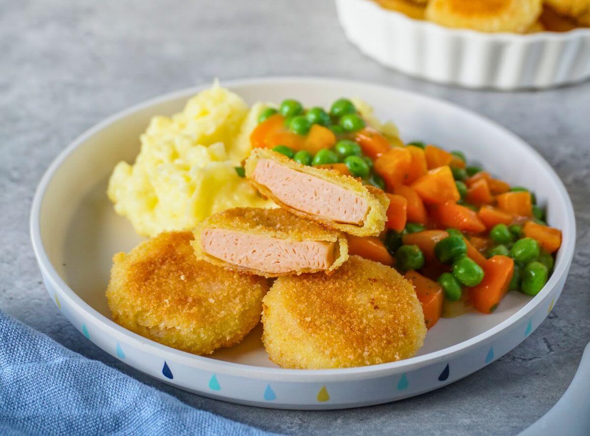 Bärchens Mini-Jägerschnitzel mit Kartoffelbrei und Erbsen-Möhren-Gemüse
