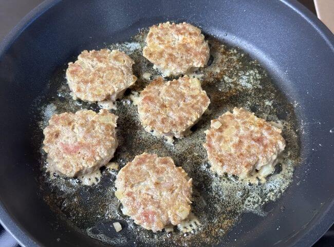 Mini-Burger braten Mini-Burger Patties braten