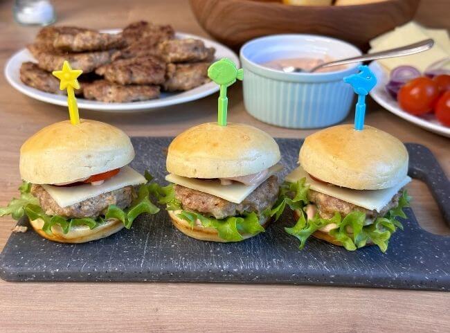 Mini-Burger servieren Mini-Burger servieren