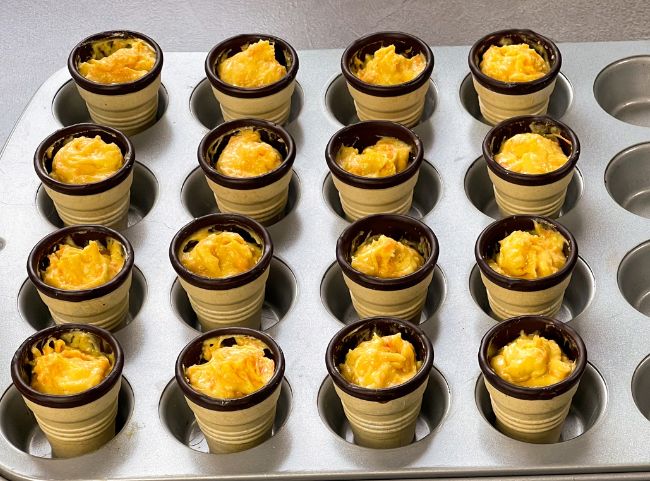 Möhrenmuffins Waffelbecher füllen Möhrenmuffins Waffelbecher füllen