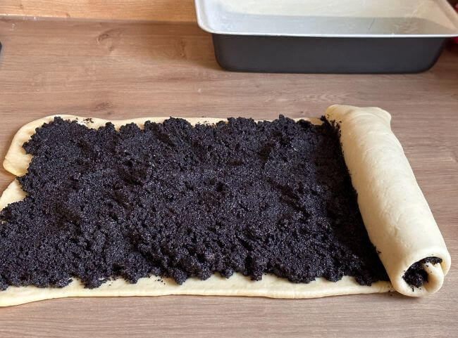 Mohnstollen Teig mit Mohn bestreichen Mohnstollen Teig mit Mohn bestreichen