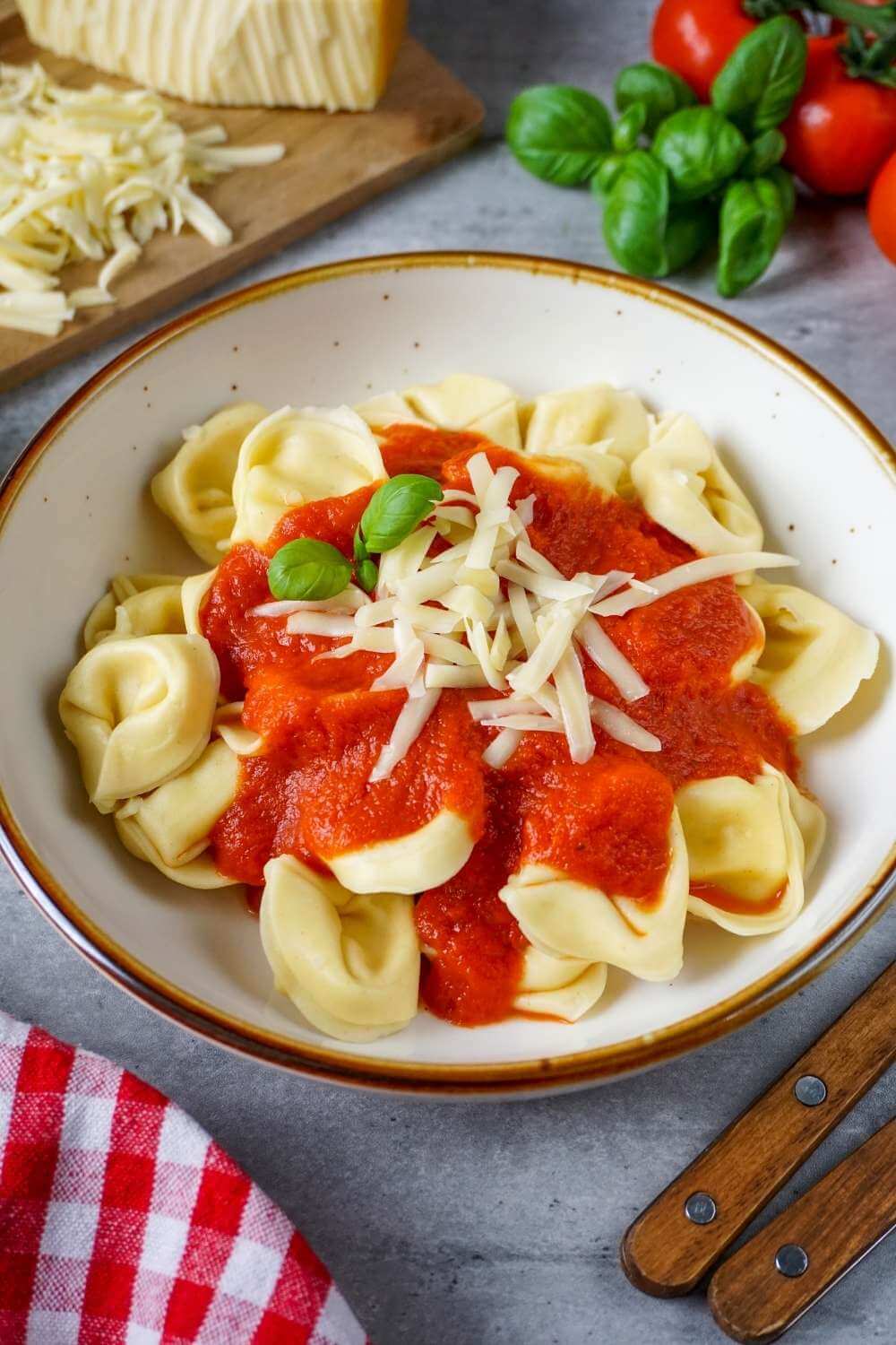Tortellini mit Tomatensoße