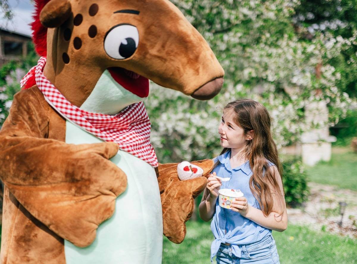 M&auml;dchen und K&ouml;rt essen im Garten selbstgemachtes Eis