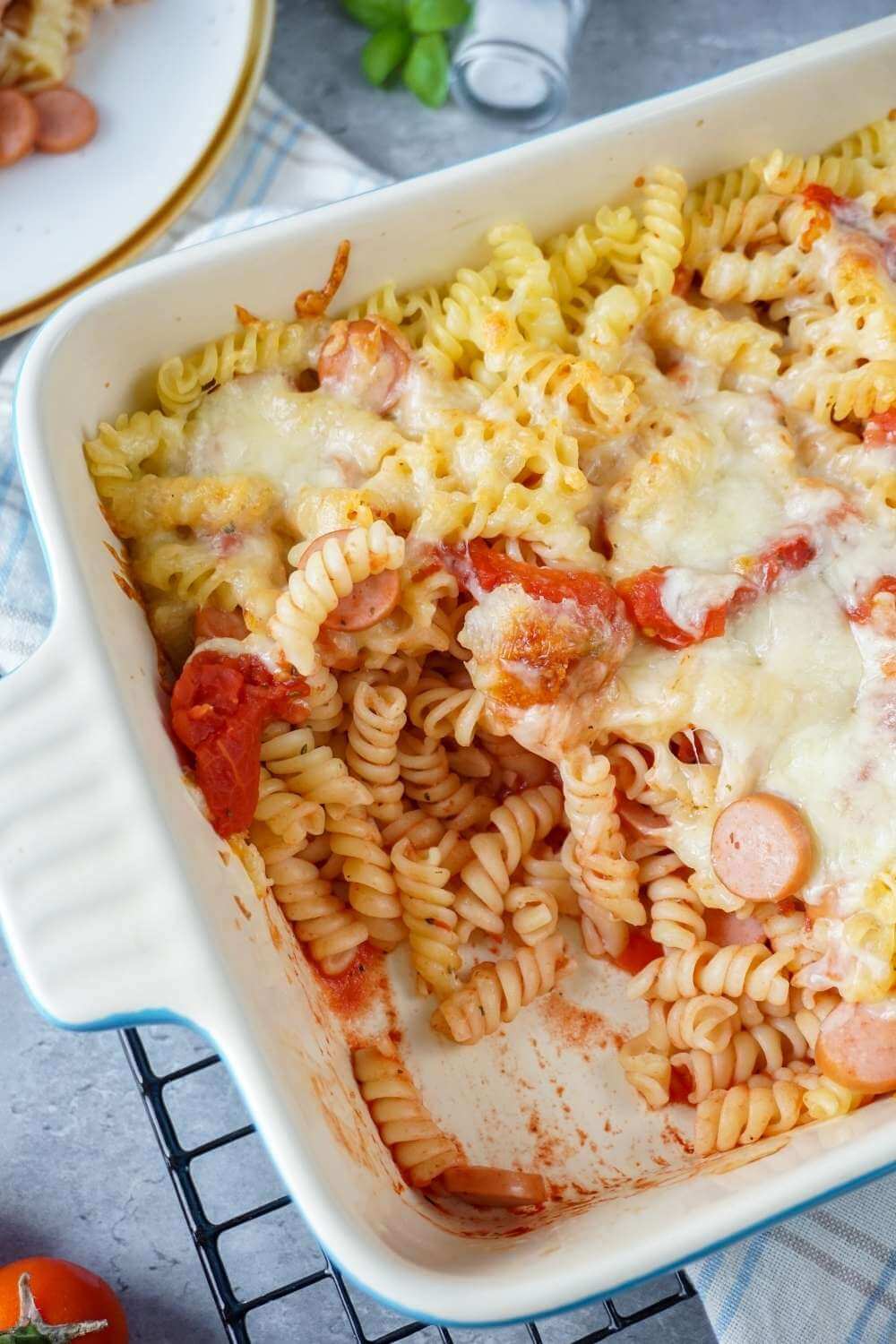 Nudel-Würstchen-Auflauf mit Tomaten