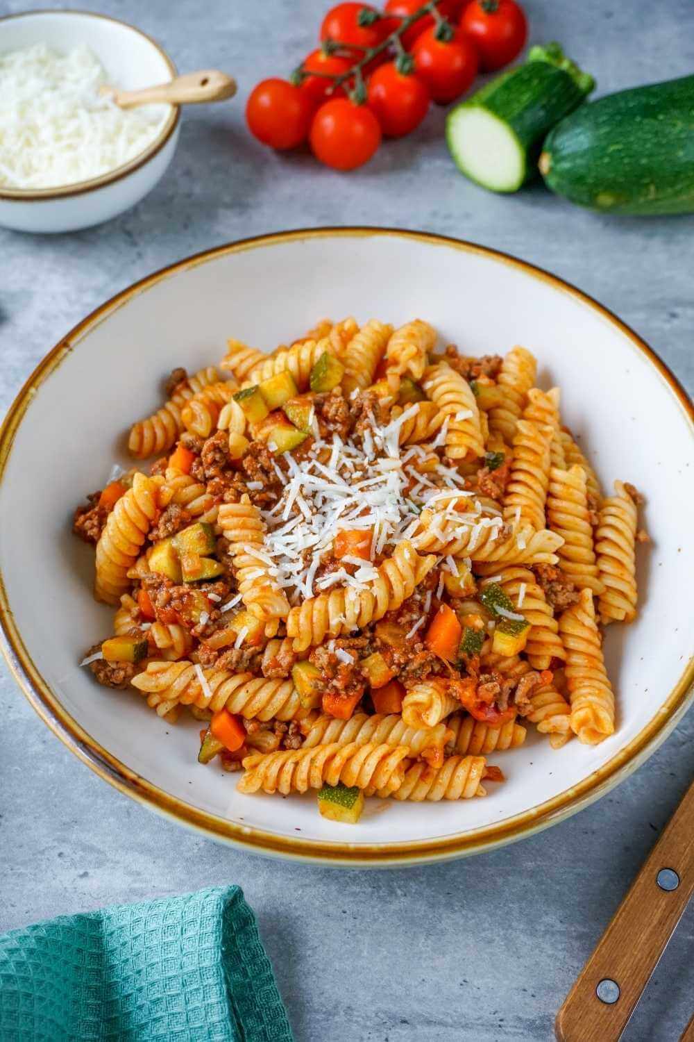 Zucchini-Bolognese mit Nudeln – schnell und einfach