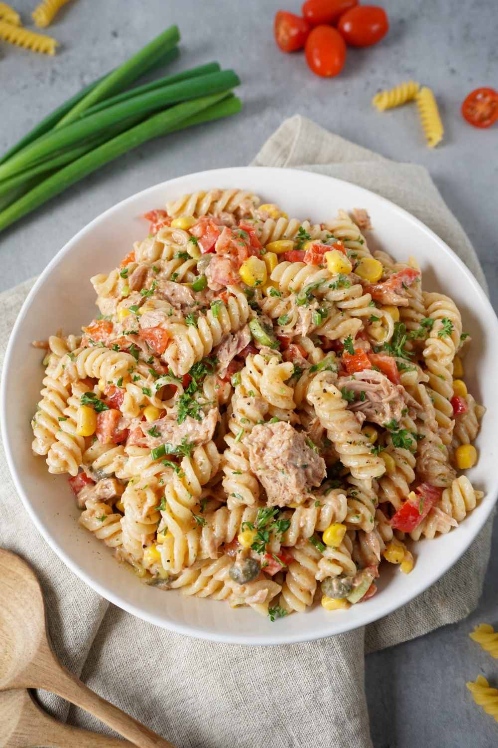 Nudelsalat mit Thunfisch, Mais und Paprika