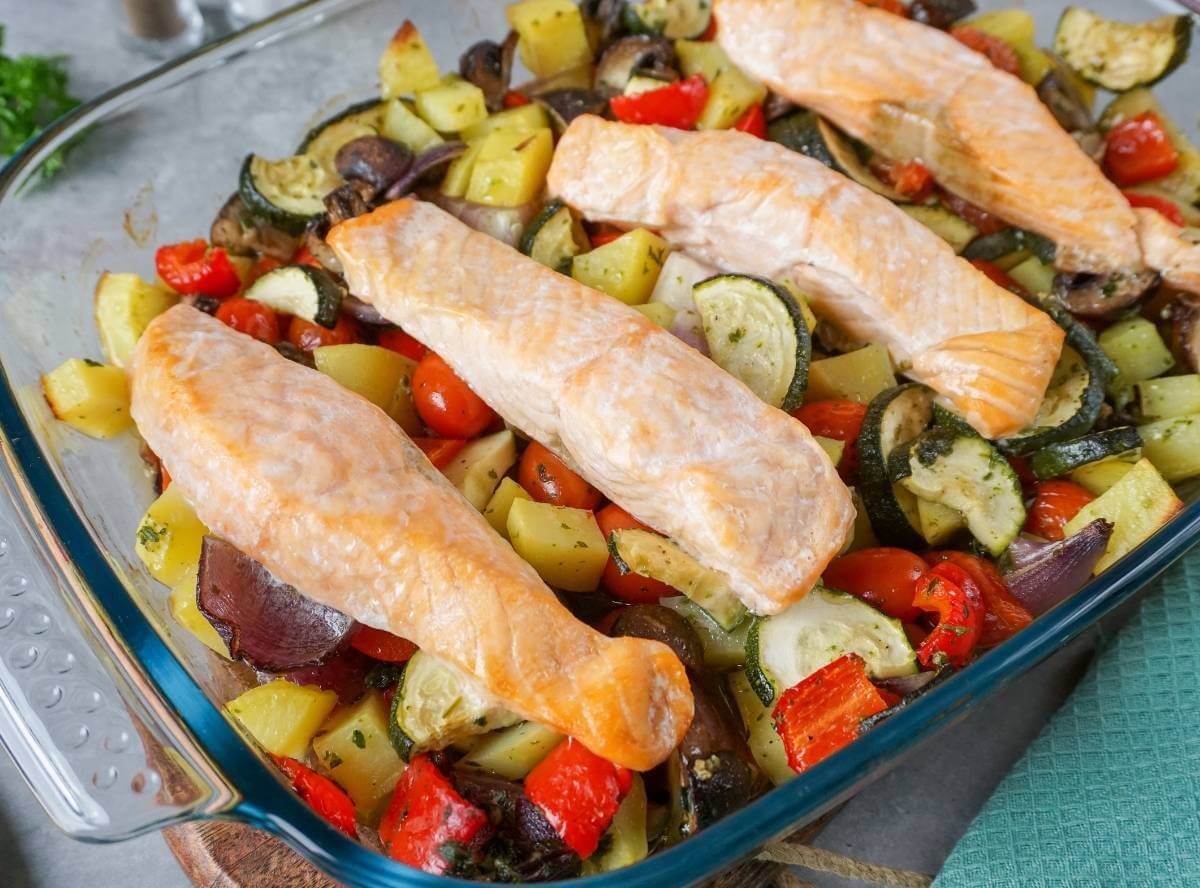 Ofengemüse mit Lachs - einfach & gesund