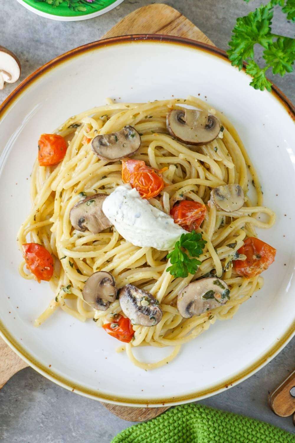 Cremige Ofenspaghetti mit Champignons, Blattspinat & Tomaten Cremige Ofenspaghetti mit Champignons, Blattspinat & Tomaten