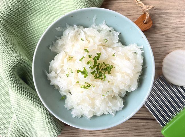 Omas Rettichsalat mit Essig und &Ouml;l