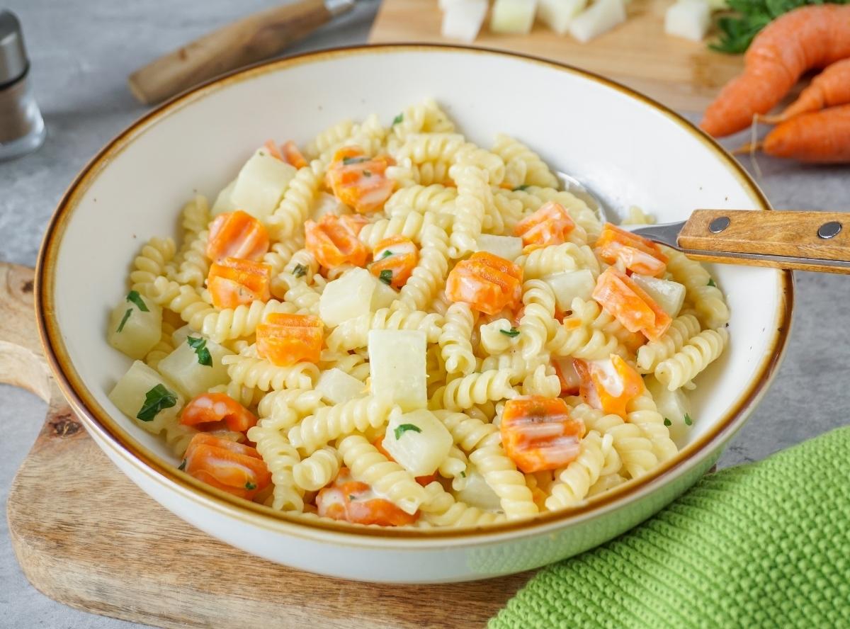 One Pot Pasta mit Möhre, Kohlrabi & Frischkäse