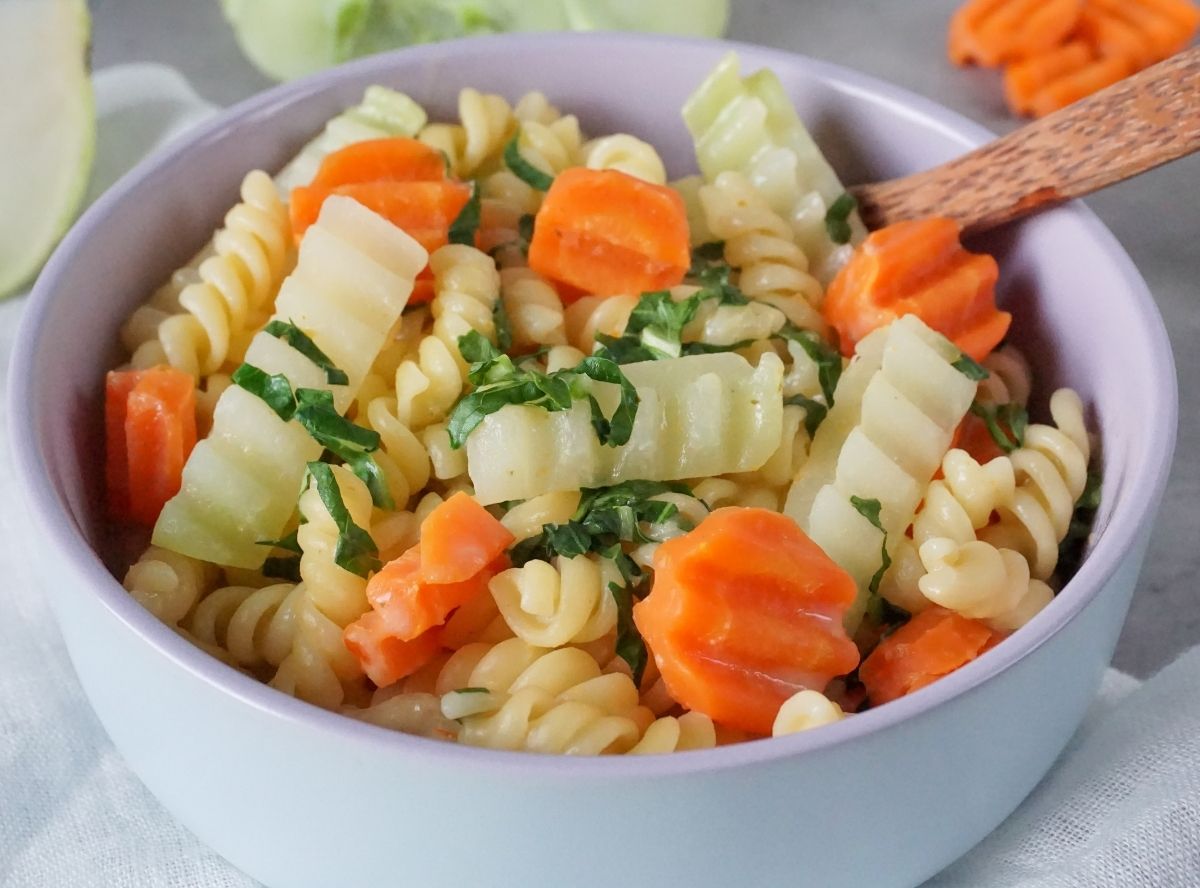 One Pot Pasta mit Möhre, Kohlrabi & Frischkäse One Pot Pasta mit Möhre, Kohlrabi & Frischkäse