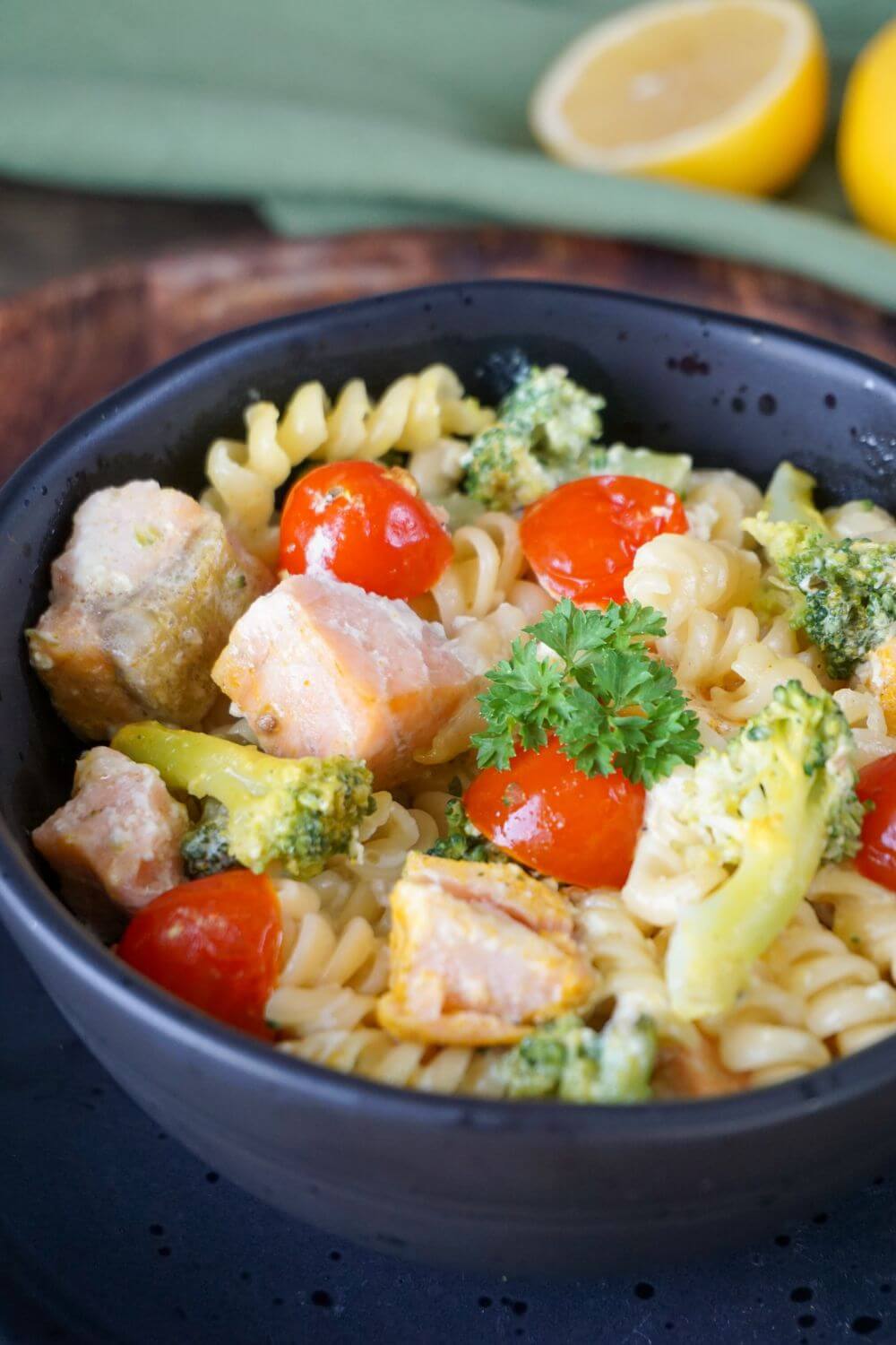 One Pot Nudelauflauf mit Lachs und Brokkoli One Pot Nudelauflauf mit Lachs und Brokkoli
