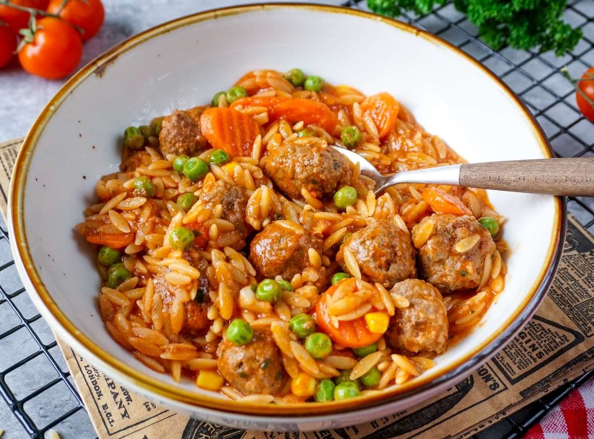 Orzo-Pfanne mit Hackbällchen und Gemüse
