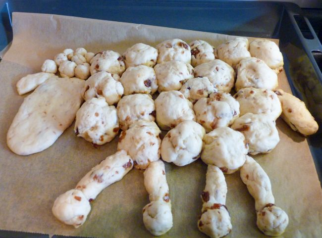 Osterlamm aus Hefeteig formen Osterlamm aus Hefeteig formen