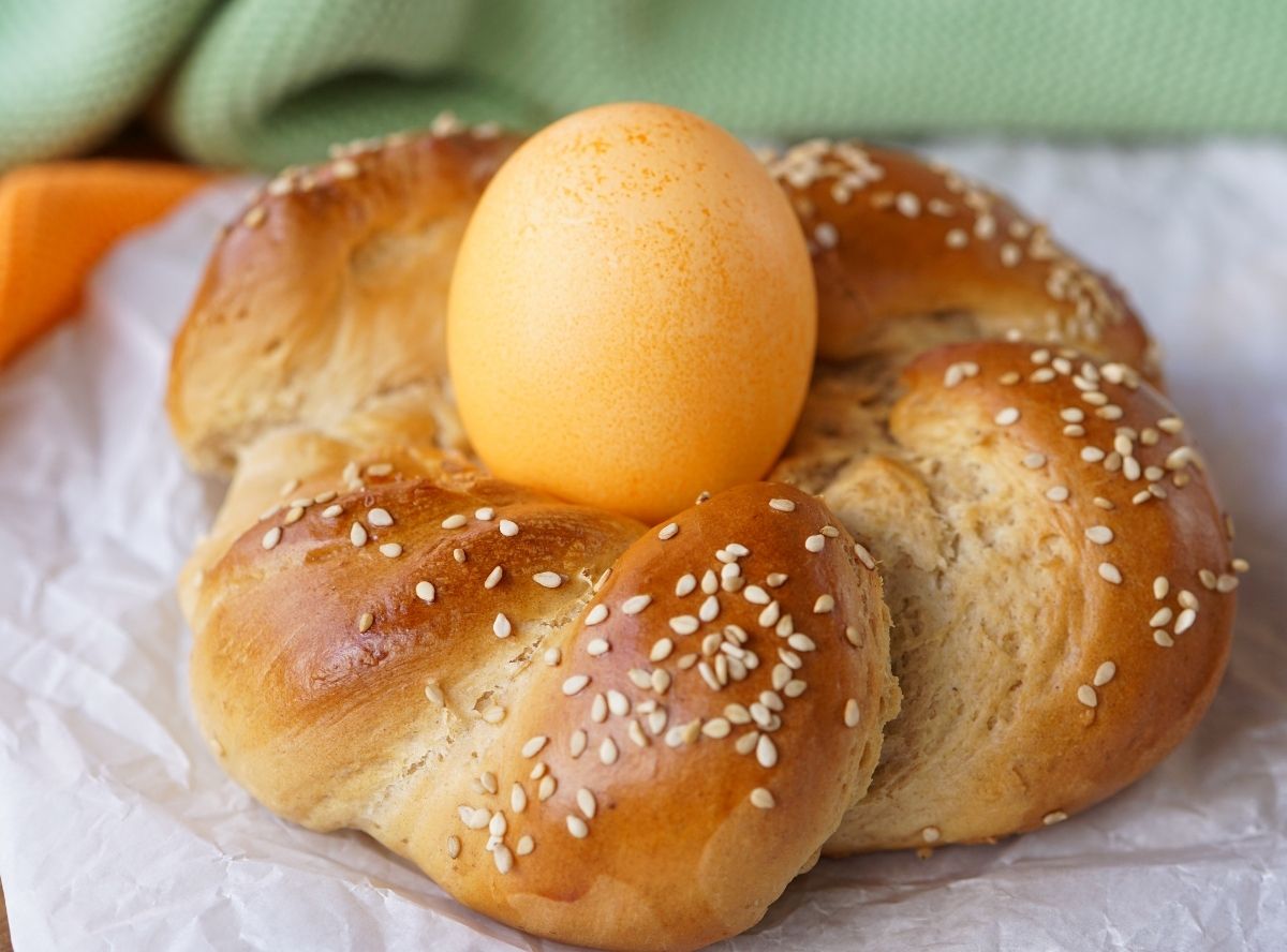Osternest aus Hefeteig