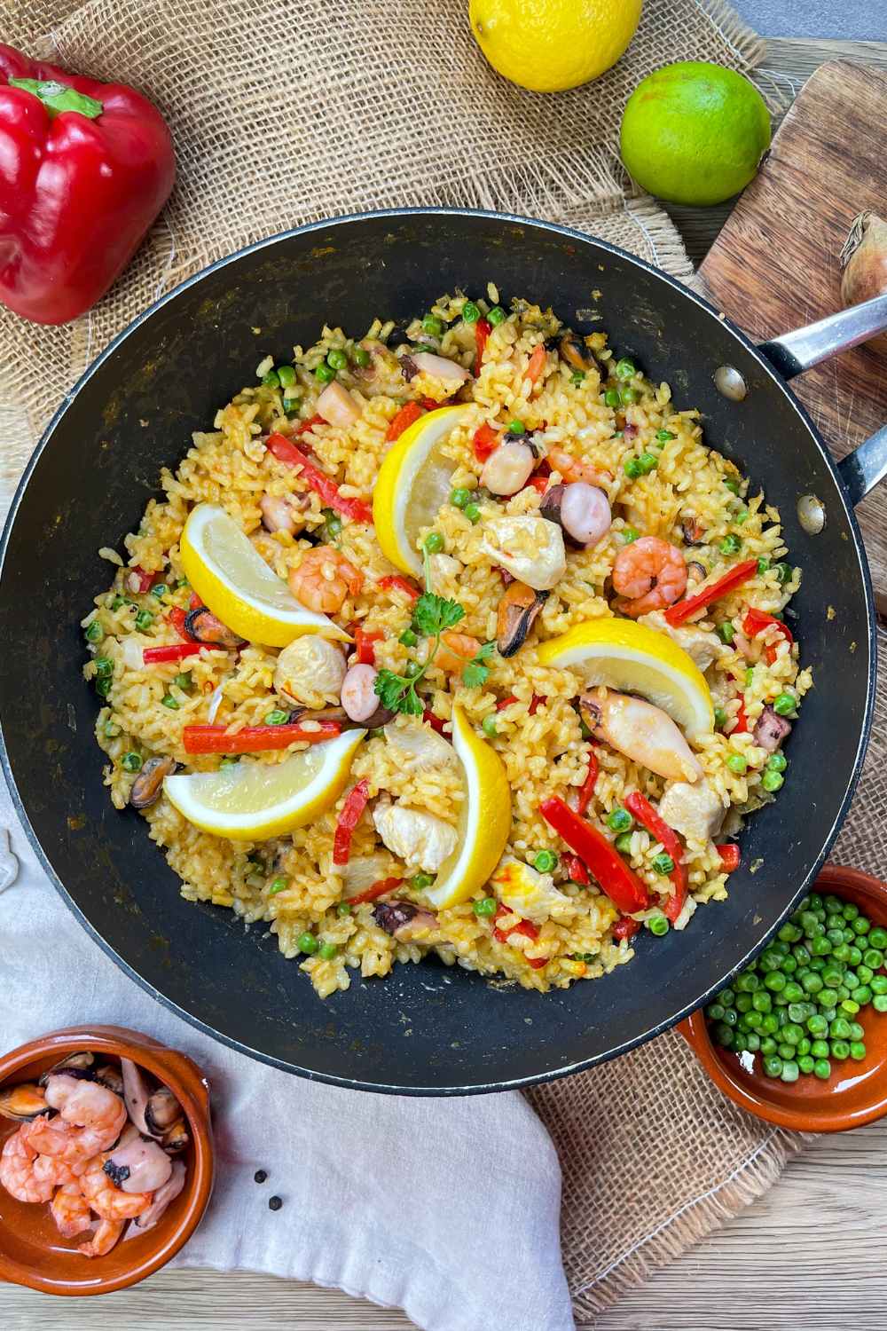 Einfache Paella mit Hähnchen & Fisch Einfache Paella mit Hähnchen & Fisch