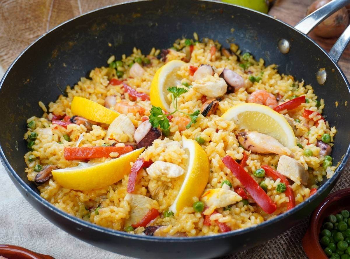 Einfache Paella mit Hähnchen & Fisch