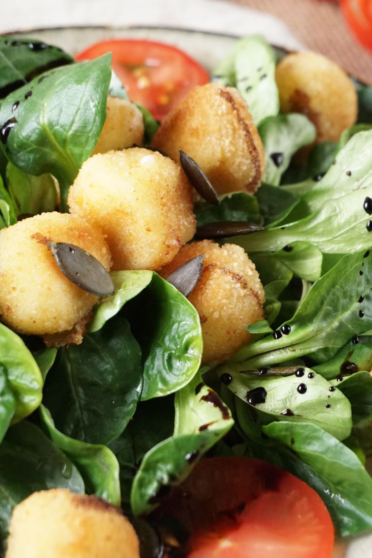 Panierte Mozzarella Bällchen auf Salat Panierte Mozzarella Bällchen auf Salat