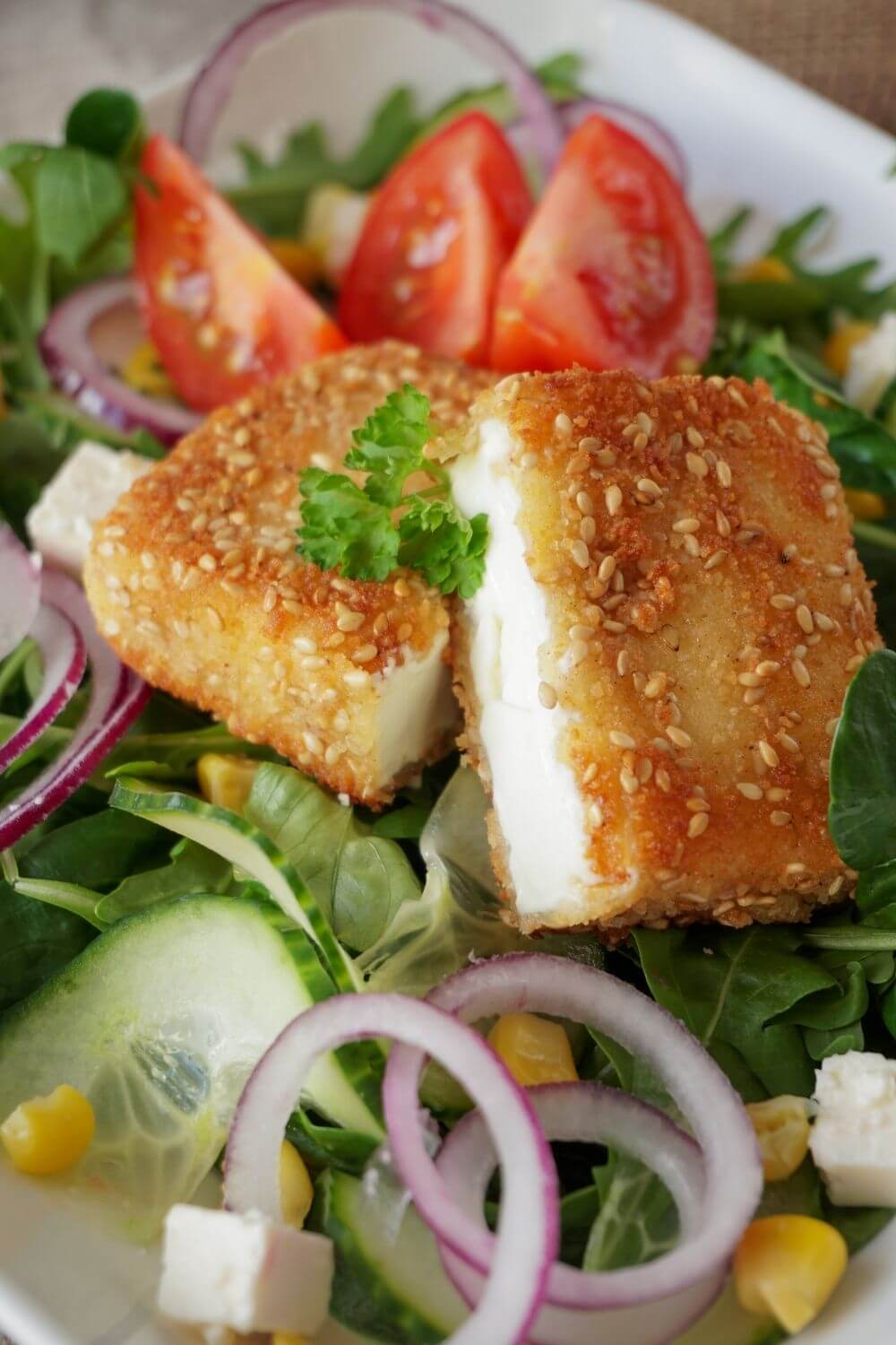 Panierter Fetakäse auf Salat Panierter Fetakäse auf Salat