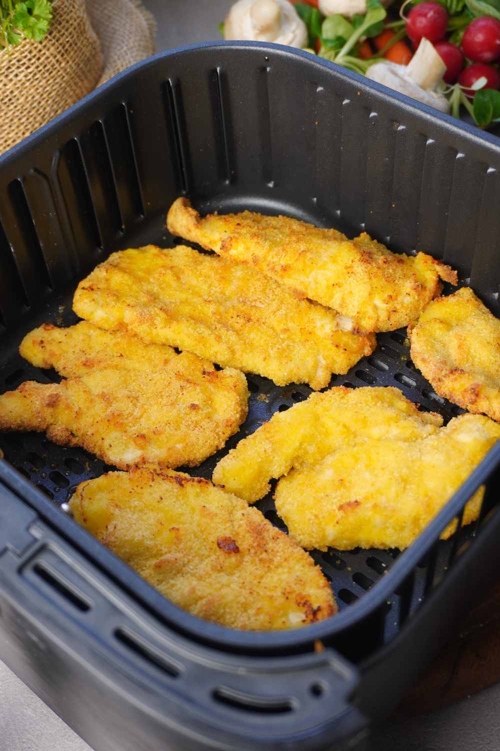 paniertes Schnitzel in der Hei&szlig;luftfritteuse