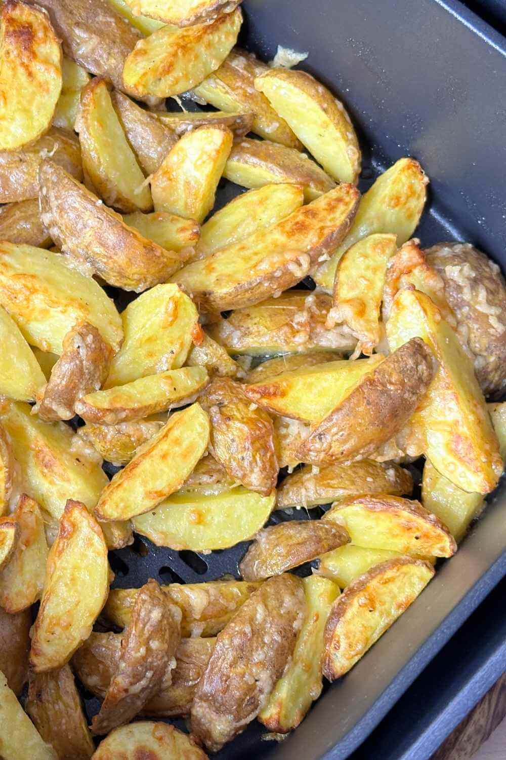 Parmesankartoffeln aus der Heißluftfritteuse Parmesankartoffeln aus der Heißluftfritteuse