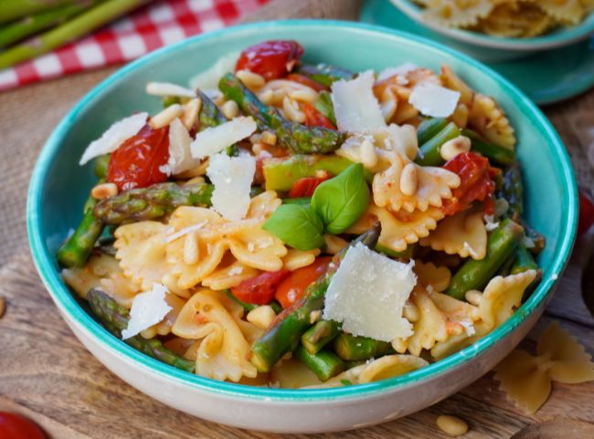 Pasta mit gr&uuml;nem Spargel und Tomaten