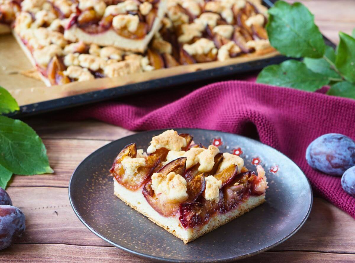 Pflaumenkuchen vom Blech mit Streusel und Hefeteig