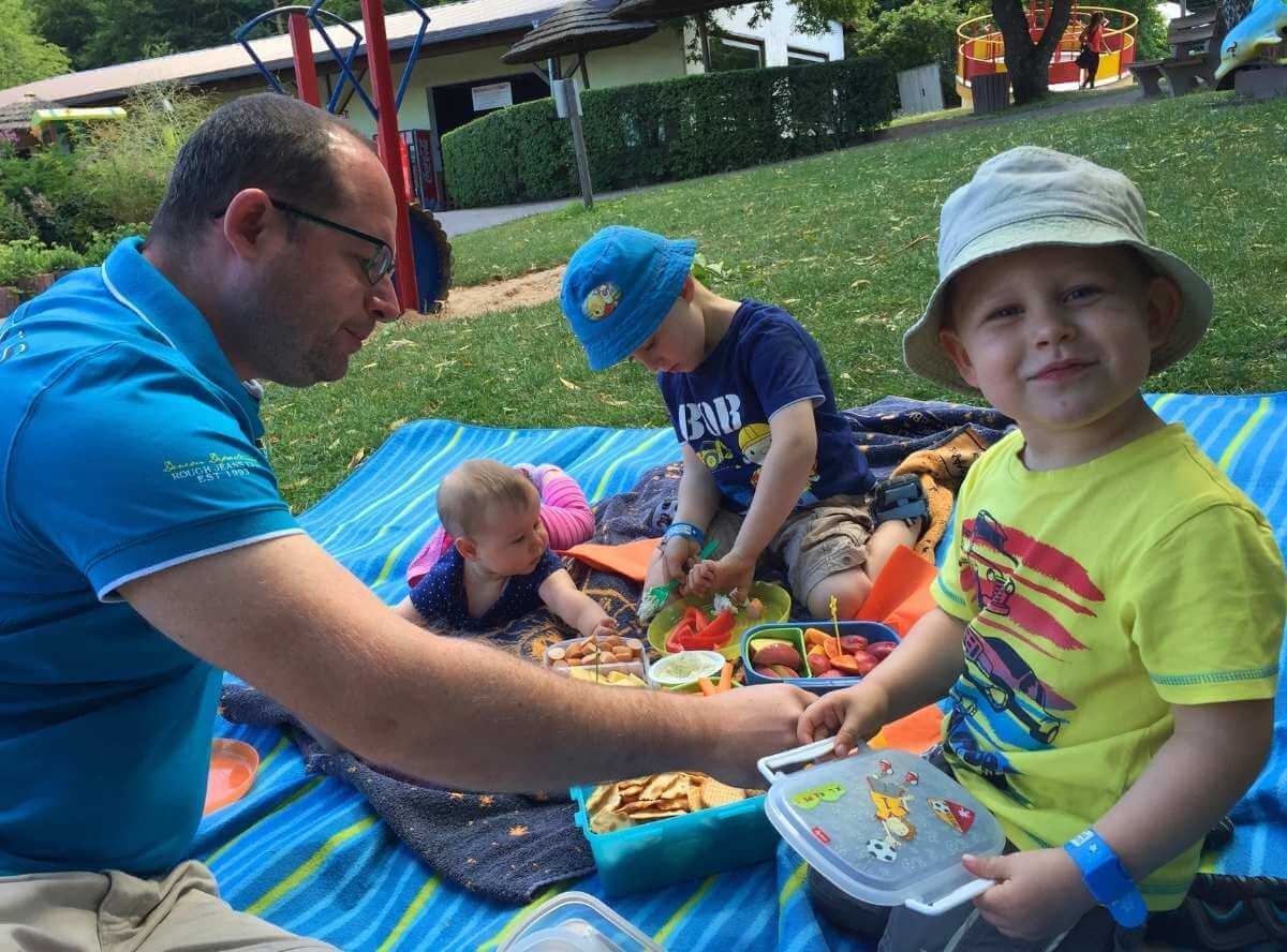 Picknick mit Kindern auf der Wiese